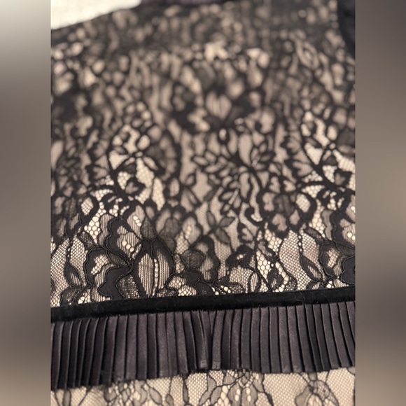 Alice + olivia black lace cropped top size M runs small - Picture 5 of 10